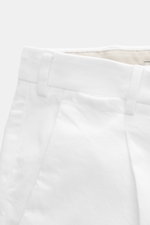 PT Torino Hose 'The Rebel' weiß, Detailaufnahme Bund von oben, Twill aus Modal/Baumwolle, regulärer Schnitt, Zip Fly, Bundfalte, Saumaufschlag.