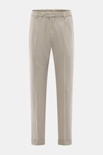 PT Torino Hose 'The Rebel' sand, knöchellang, schmal zulaufend, Twill aus Modal & Baumwolle, Tapered Fit, Bundfalte, französische Taschen, frontale Perspektive.
