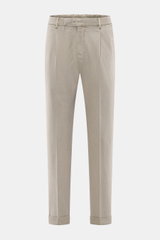 PT Torino Hose 'The Rebel' sand, knöchellang, schmal zulaufend, Twill aus Modal & Baumwolle, Tapered Fit, Bundfalte, französische Taschen, frontale Perspektive.
