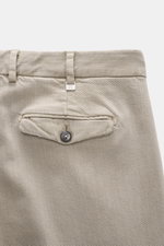 PT Torino Hose 'The Rebel' sand, Detailaufnahme von hinten oben, Twill aus Modal und Baumwolle, geknöpfte Gesäßtasche, Bund mit Schlaufe, weicher Griff.