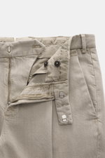 PT Torino Hose 'The Rebel' sand, Nahaufnahme von Bund und Reißverschluss, Twill aus Modal/Baumwolle, reguläre Passform, kurzer Schnitt, Zip Fly, Bundfalte.