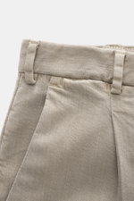 PT Torino Hose 'The Rebel' sand im Close-up von oben, Twill aus Modal-Baumwolle, Zip Fly, Bundfalte, französische und geknöpfte Gesäßtaschen.