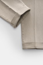 PT Torino Hose 'The Rebel' sand im Detail, Nahaufnahme des fixierten Saumaufschlags und des weichen Twill-Stoffs aus Modal und Baumwolle.