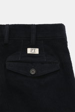 PT Torino Cordhose 'Carrot Fit' navy, Detailaufnahme von hinten oben, Cordstoff, Bund mit Schlaufen, Patten-Gesäßtasche, Knopf, leichte Elastizität.
