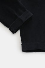 PT Torino Cordhose 'Carrot Fit' navy aus Baumwollcord mit fixiertem Saumaufschlag, Detailaufnahme des kurzen Beins von oben fotografiert.