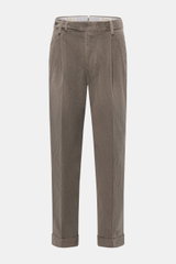PT Torino Cordhose 'Carrot Fit' taupe, frontal fotografiert, aus leicht elastischem Baumwollcord mit Bundfalten, Knopfriegel und fixiertem Saumaufschlag.