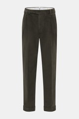 PT Torino Cordhose 'Carrot Fit' dark olive in frontaler Ansicht, Baumwollcord mit Bundfalten, Knopfriegel, schmal zulaufend, fixiertem Saumaufschlag.