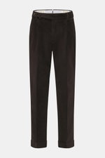 PT Torino Cordhose 'Carrot Fit' schwarz aus Baumwollcord mit Bundfalten, Knopfriegel und Uhrentasche, frontal fotografiert, knöchellang.
