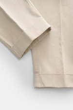 Close-up image of PT Torino Chino "Hamptons" sand trousers showing the ankle-length cuff from a top-down perspective, made of twill pure cotton with soft touch, tapered fit, regular thigh width, very slim tapering, zipper and waistband buttons, extended b