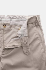 Brunello Cucinelli Chino 'Italian Fit' sand, Twill-Baumwollhose mit Reißverschluss, Bundknöpfen, französischen Taschen, weichem Griff, von oben fotografiert.