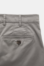 Close-up rear view of the waistband and back pocket of Brunello Cucinelli Chinos 'Italian Fit' grey, made of elasticated cotton twill with button detail.