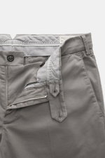 Close-up front view of Brunello Cucinelli Chinos 'Italian Fit' grey, showing zip, waist buttons, belt loops, and detailed stitching.

Description: These chinos from luxury label BRUNELLO CUCINELLI are a versatile classic trouser model that can be combined