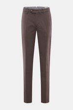 Brunello Cucinelli Chinos 'Italian Fit' grey brown shown from the front, made of elasticated cotton twill, regular fit, tapered cut, with zip, buttons, French pockets, watch pocket, and back pockets with button. These chinos from luxury label BRUNELLO CUC