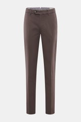 Brunello Cucinelli Chinos 'Italian Fit' grey brown shown from the front, made of elasticated cotton twill, regular fit, tapered cut, with zip, buttons, French pockets, watch pocket, and back pockets with button. These chinos from luxury label BRUNELLO CUC