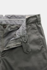 Close-up top-front view of Brunello Cucinelli Chinos 'Italian Fit' grey, showing zip, waist buttons, and pocket details. These chinos from luxury label BRUNELLO CUCINELLI are a versatile classic trouser model that can be combined in a variety of ways. The