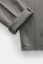 Brunello Cucinelli Chino 'Italian Fit' grau, Nahaufnahme der Bein- und Saumansicht, elastische Baumwolle, feine Köperstruktur, Twill, softer Griff.