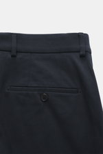 Incotex Baumwollhose dark navy, Rückansicht, Twill aus Baumwolle, leicht elastisch, weicher Griff, Regular Fit, schmal zulaufend, Knopf- und Reißverschluss, französische Taschen, Uhrentaschen, Gesäßtaschen mit Knopf.