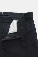 Incotex Baumwollhose dark navy, Detailaufnahme von Bund und Reißverschluss, Twill aus Baumwolle, leicht elastisch, weicher Griff, Regular Fit, Knopfriegel, französische Taschen.