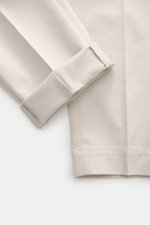 Nahaufnahme der Incotex Baumwollhose sand aus Twill, leicht elastisch, weicher Griff, Regular Fit, schmal zulaufend, mit Reißverschluss, Bundknopf, Knopfriegel, französischen und Uhrentaschen, Gesäßtaschen mit Knopf, Detailansicht vom Bein und Saum.