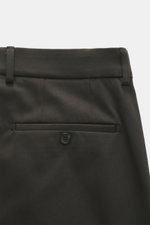 Incotex Baumwollhose graubraun aus Twill, leicht elastisch, weicher Griff, Regular Fit, schmal zulaufend, Rückansicht mit Knopf-Gesäßtaschen, Bund und Knopfriegel.
