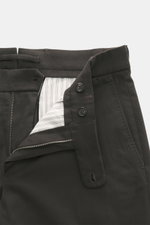 Incotex Baumwollhose graubraun in Twill-Baumwolle, Regular Fit, leicht schmal zulaufend, Reißverschluss, Bundknopf, Knopfriegel, französische Taschen, Uhrentaschen, Gesäßtaschen mit Knopf, Detailaufnahme geöffnet von oben.