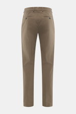 Incotex Baumwollhose braun, Rückansicht, Twill aus Baumwolle, leicht elastisch, weicher Griff, Regular Fit, schmal zulaufend, Knopfriegel, französische und Uhrentaschen, Gesäßtaschen mit Knopf.