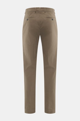 Incotex Baumwollhose braun, Rückansicht, Twill aus Baumwolle, leicht elastisch, weicher Griff, Regular Fit, schmal zulaufend, Knopfriegel, französische und Uhrentaschen, Gesäßtaschen mit Knopf.