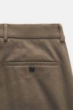 Incotex Baumwollhose braun, Detailaufnahme von hinten, Twill aus Baumwolle, leicht elastisch, Regular Fit, französische Taschen, Knopfverschluss.
