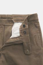 Incotex Baumwollhose braun in Nahaufnahme von oben, Twill aus Baumwolle, leicht elastisch, weicher Griff, Regular Fit, schmal zulaufend, Reißverschluss, Bundknopf, verlängerter Knopfriegel.