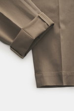 Incotex Baumwollhose braun aus Twill, weich, leicht elastisch, Regular Fit, schmal zulaufend, Detailaufnahme mit Reißverschluss, Bundknopf, Knopfriegel, französischen, Uhrentaschen und Gesäßtaschen mit Knopf.