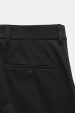 Incotex Baumwollhose schwarz in Twill, Regular Fit, leicht schmal zulaufend, mit Bundknopf, Reißverschluss, Knopfriegel, französischen, Uhren- und Gesäßtaschen, Detailaufnahme von hinten.