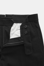 Incotex Baumwollhose schwarz, Nahaufnahme von geöffnetem Bund mit Reißverschluss, Knopfriegel, Twill aus Baumwolle, Regular Fit, leicht elastisch, weicher Griff.