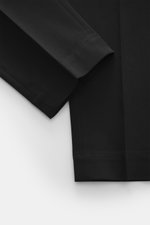 Incotex Baumwollhose schwarz, Nahaufnahme der Beinenden, Twill aus Baumwolle, leicht elastisch, weicher Griff, Regular Fit, schmal zulaufend, Reißverschluss, Bundknopf, verlängerter Knopfriegel, französische Taschen, Uhrentaschen, Gesäßtaschen mit Knopf.