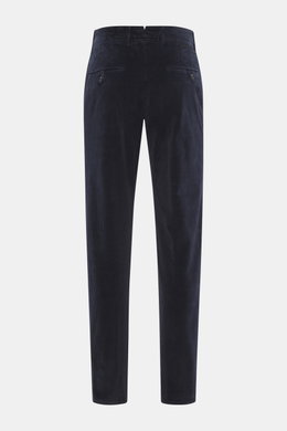 Incotex Cordhose navy aus Baumwoll-Cord, hinten gezeigt, Regular Fit, sehr schmal zulaufend, Zip Fly, doppelte Bundfalte, Taschen.