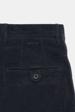 Incotex Cordhose navy aus Baumwoll-Cord, Detailansicht von hinten mit paspelierten Gesäßtaschen, Knopf, Zip Fly, Regular Fit, schmal zulaufend.