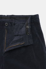 Incotex Cordhose navy aus Baumwoll-Cord, leicht elastisch, weicher Griff, Regular Fit, sehr schmal zulaufend, Zip Fly, doppelte Bundfalte, Detailansicht Bund mit Knöpfen, französische Taschen.