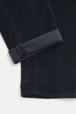 Incotex Cordhose navy aus Baumwoll-Cord, weicher Griff, Regular Fit, sehr schmal zulaufend, Zip Fly, doppelte Bundfalte, französische Taschen, paspelierte Gesäßtaschen mit Knopf, Detailansicht vom Bein mit Umschlag.