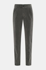 Incotex Cordhose dunkelgrau aus Baumwoll-Cord, Regular Fit, sehr schmal zulaufend, mit Zip Fly, doppelter Bundfalte, französischen und paspelierten Taschen, Frontansicht.