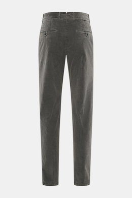Incotex Cordhose dunkelgrau von hinten, Cord aus Baumwolle, leicht elastisch, weicher Griff, Regular Fit, sehr schmal zulaufend, Zip Fly, doppelte Bundfalte, französische und paspelierte Gesäßtaschen mit Knopf.