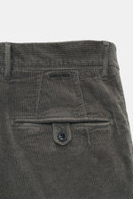Incotex Cordhose dunkelgrau, Detailaufnahme von hinten oben, Cord aus Baumwolle, leicht elastisch, weicher Griff, Regular Fit, sehr schmal, Zip Fly, doppelte Bundfalte, französische Taschen, paspelierte Gesäßtaschen mit Knopf.