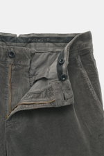 Incotex Cordhose dunkelgrau aus Baumwoll-Cord, geöffnet mit Zip Fly, Knopfverschluss, doppelte Bundfalte, französische Taschen, schmal zulaufend, von oben.