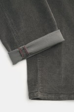 Incotex Cordhose dunkelgrau, Detailaufnahme von Bein und Saum aus Baumwolle Cord, Regular Fit, schmal zulaufend, weicher Griff, Zip Fly, doppelte Bundfalte.