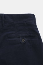 Close-up image of the back waistband and pocket of Incotex Cotton trousers navy, photographed from above, showing twill made of slightly elastic cotton, soft brushed quality, tapered fit with narrow tapering, zipper and waistband button, double waistband 