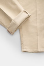 Incotex Cotton trousers sand shown from a close-up side angle, highlighting twill made of slightly elastic cotton, soft brushed quality, tapered fit, narrow tapering, zipper and waistband button, double waistband pleat, French pockets, back pockets with b