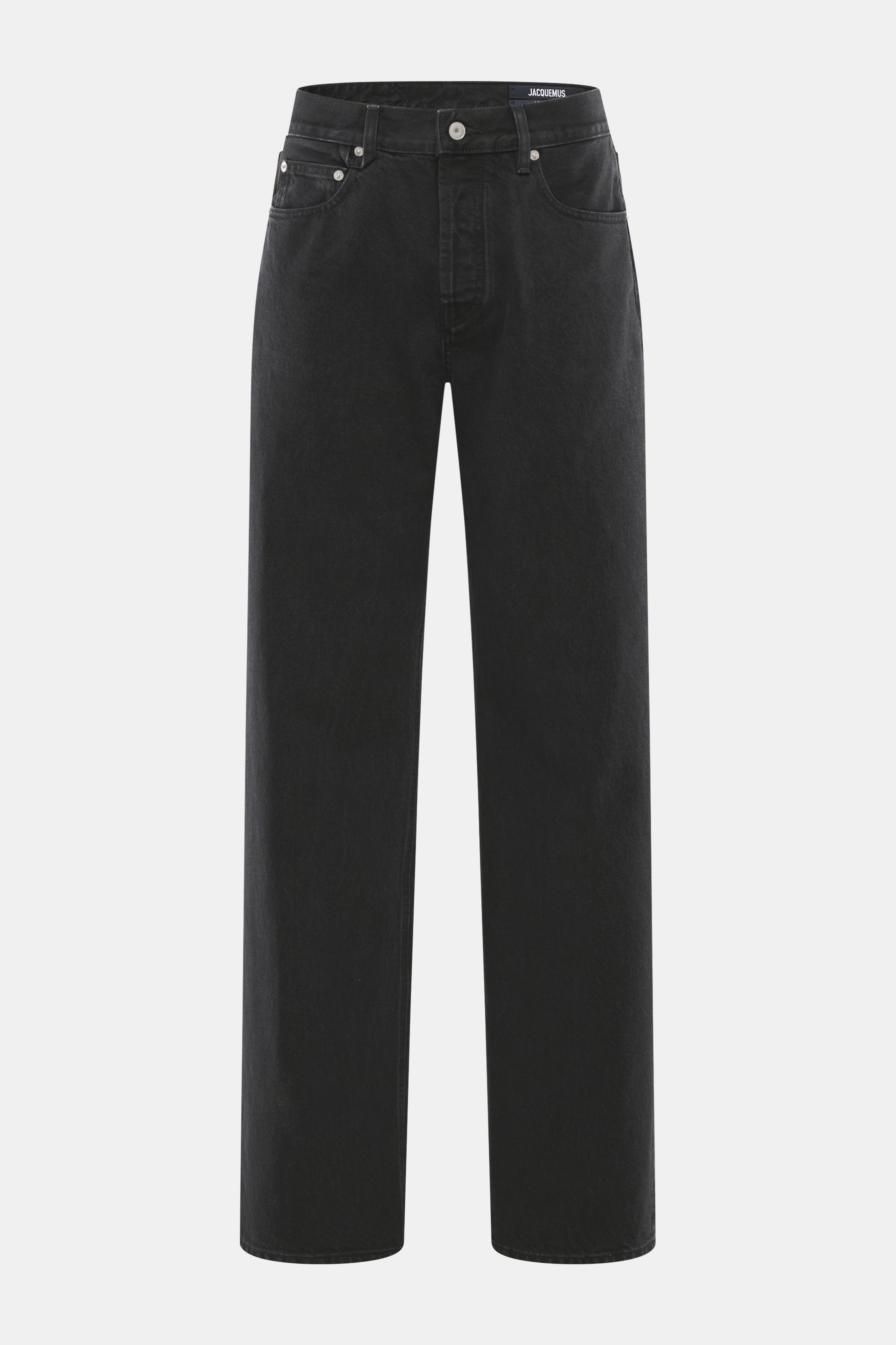 Jacquemus Jeans schwarz, frontal fotografiert, Regular Fit, gerader Schnitt, Denim aus reiner Baumwolle, leicht griffig, Button Fly, Five-Pocket-Stil, innenliegendes Weblabel.