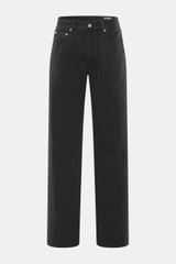 Jacquemus Jeans schwarz, frontal fotografiert, Regular Fit, gerader Schnitt, Denim aus reiner Baumwolle, leicht griffig, Button Fly, Five-Pocket-Stil, innenliegendes Weblabel.