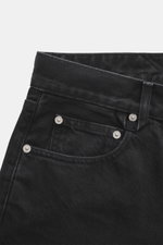 Nahaufnahme der Jacquemus Jeans schwarz von oben, Denim aus reiner Baumwolle, Regular Fit, gerader Schnitt, Button Fly, Five-Pocket-Stil, innenliegendes Weblabel, leicht griffige Haptik.