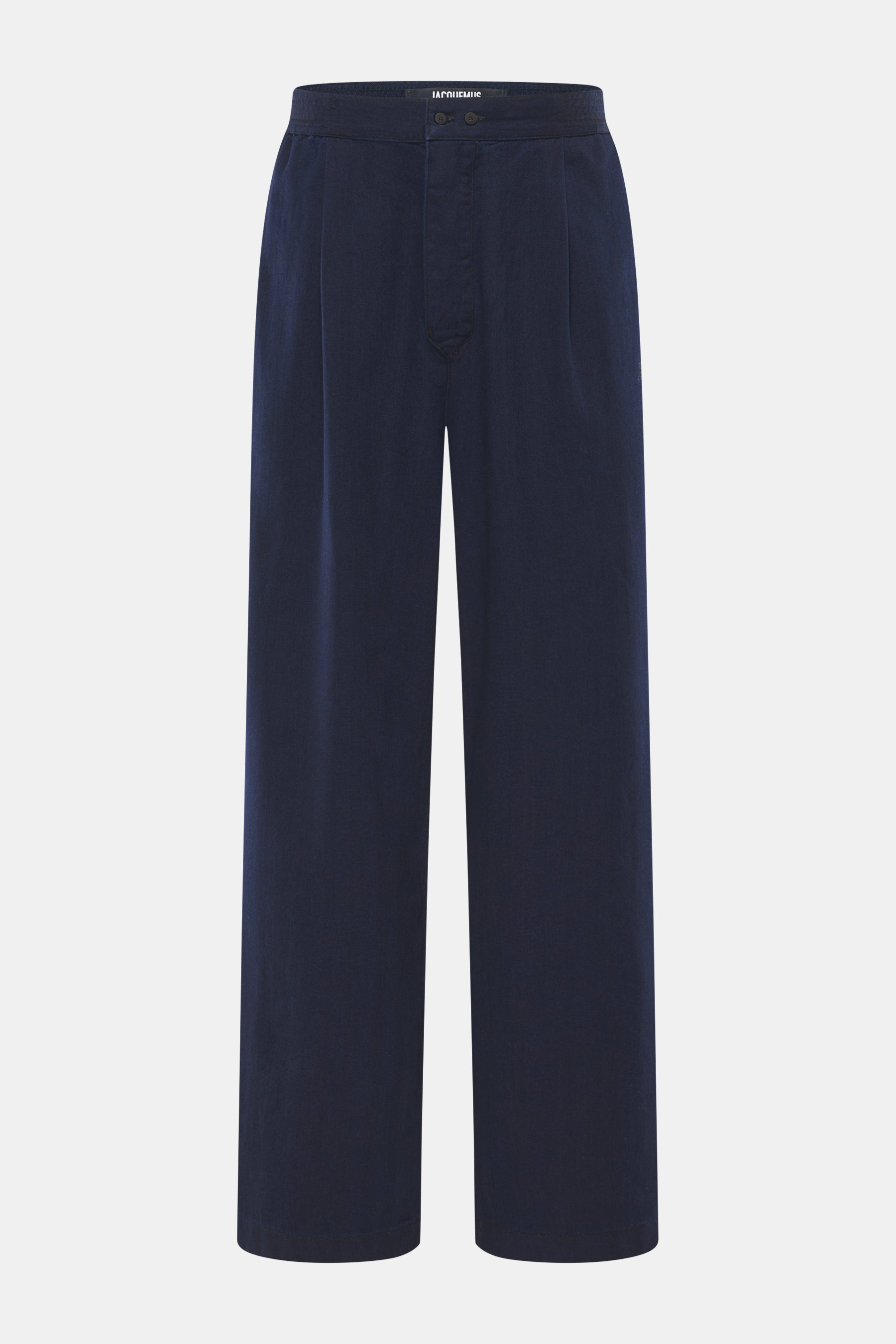 Jacquemus Denim-Jogpants dunkelblau, frontale Nahaufnahme, Denim aus reiner Baumwolle, weicher Griff, Loose Fit, gerader Schnitt, Button Fly, elastischer Bund, aufgesetzte Gesäßtaschen, innenliegendes Weblabel.