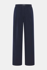 Jacquemus Denim-Jogpants dunkelblau, frontale Nahaufnahme, Denim aus reiner Baumwolle, weicher Griff, Loose Fit, gerader Schnitt, Button Fly, elastischer Bund, aufgesetzte Gesäßtaschen, innenliegendes Weblabel.