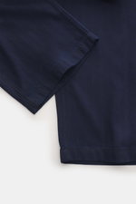 Jacquemus Denim-Jogpants dunkelblau, Detailaufnahme von unten, Denim aus reiner Baumwolle, weicher Griff, Loose Fit, gerader Schnitt.